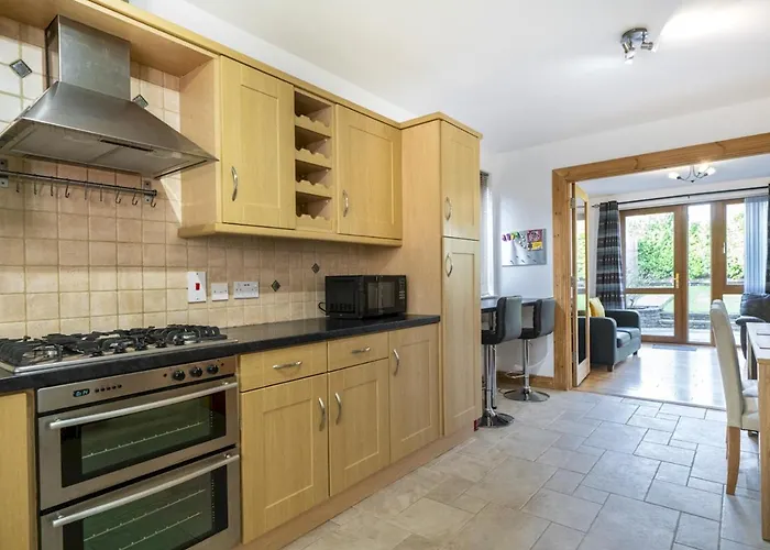 Pass The Keys Lovely 4Br Home W Garden 7 Min From City Centre